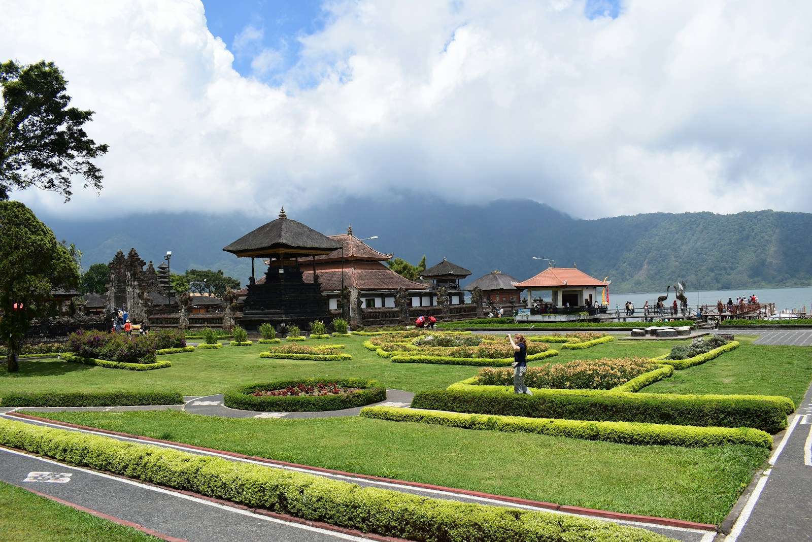 During the journey from Ubud to Lovina, you can stop at Pura Ulun Danu Beratan